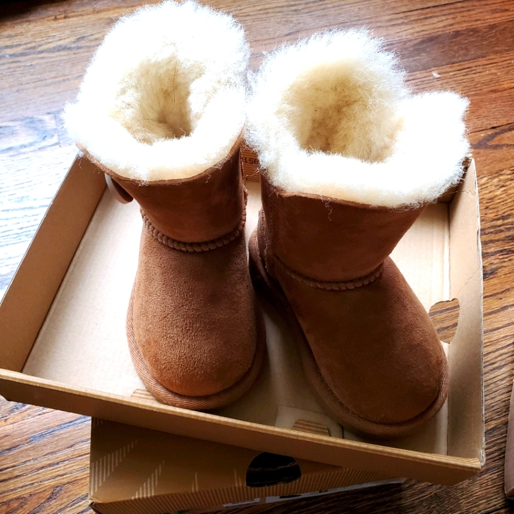 Ugg boots toddler size 6 like new